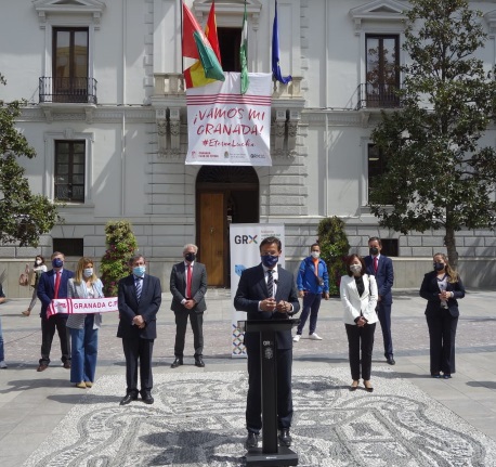 ©Ayto.Granada: El Ayuntamiento se viste de rojiblanco para apoyar a un Granada C.F. histrico